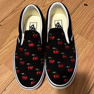 They are from Vans The size is 7.5 it’s black with red cherries and white inside